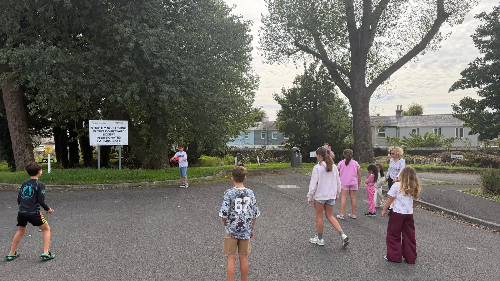 Copii participă la o activitate de grup în aer liber